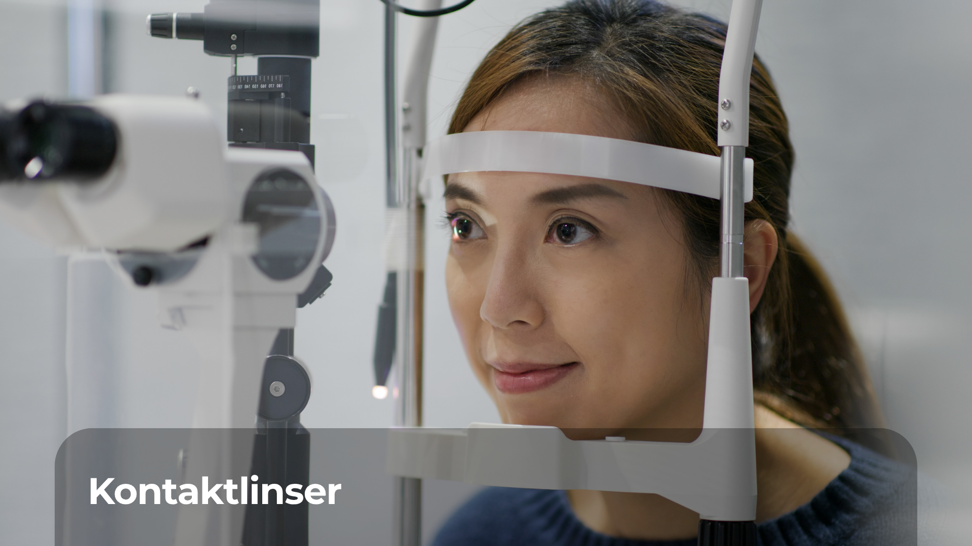 Pasient under synsundersøkelse hos optiker